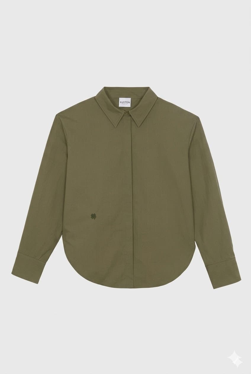 Des lignes nettes en coton égyptien frais, offrant un look propre et professionnel.