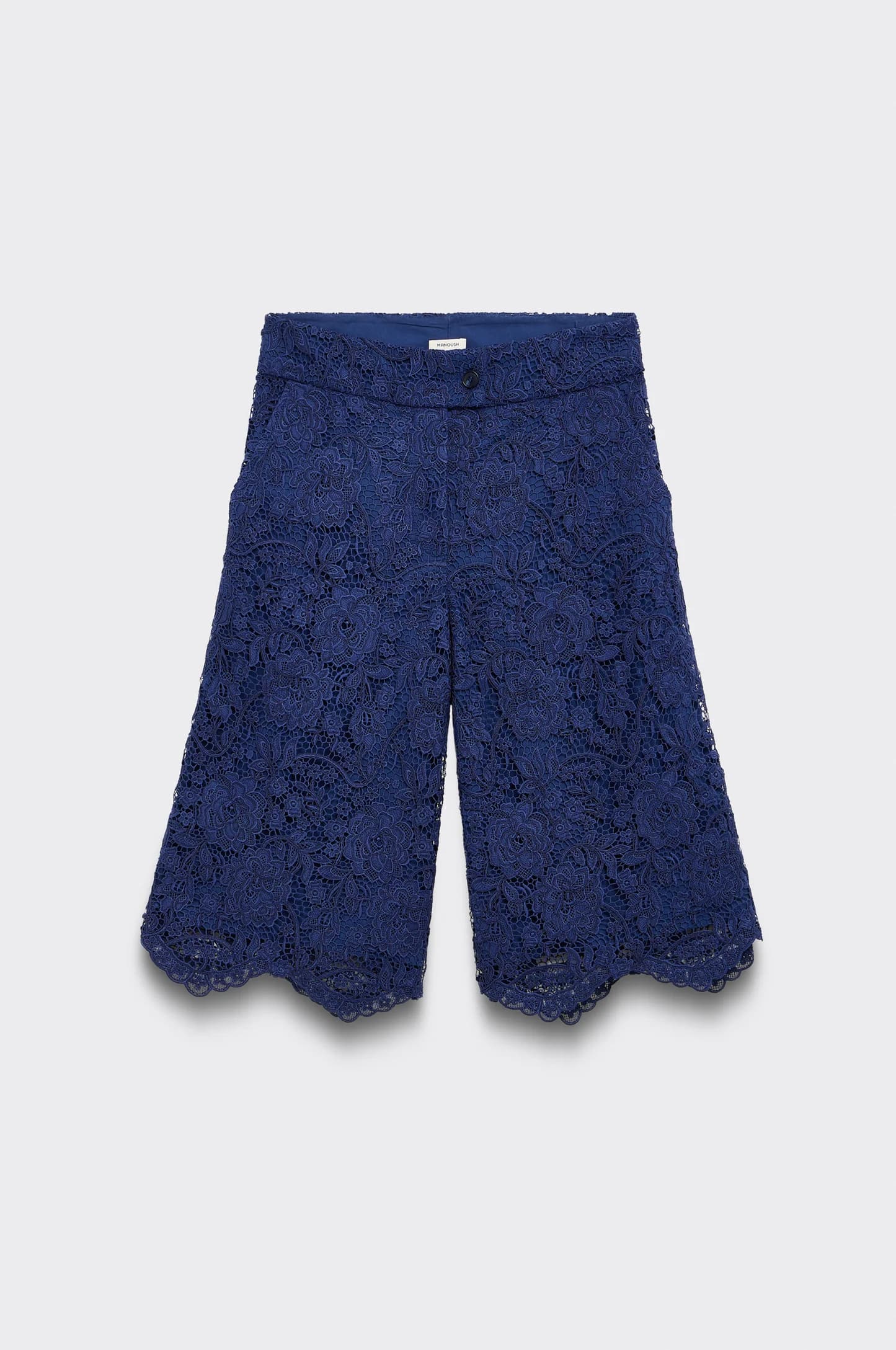 Short en coton à la coupe nette conçu pour un look estival poli mais décontracté.